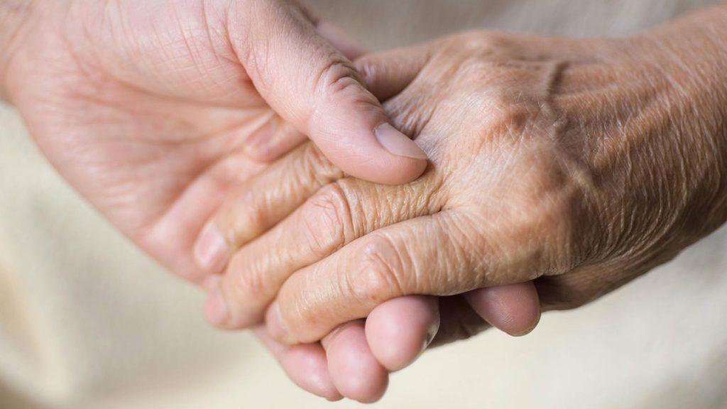 Paul retrouve sa jumelle, Claudine, 81 ans après avoir été séparé à la naissance