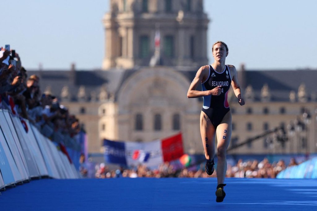 Malgré une frayeur en natation et un titre retardé, Cassandre Beaugrand sacrée championne du monde de triathlon, après son triomphe aux JO de Paris 2024