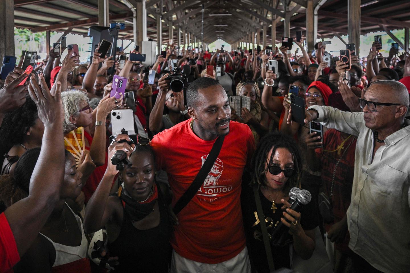 En Martinique, plusieurs milliers de manifestants se rassemblent contre la vie chère