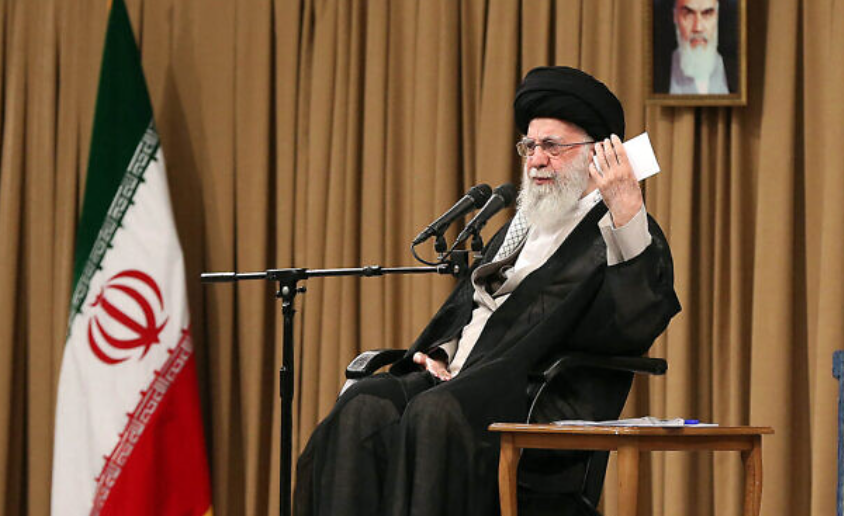 L’Ayatollah Khamenei ouvre un compte en hébreu sur X, les Israéliens réagissent avec ironie