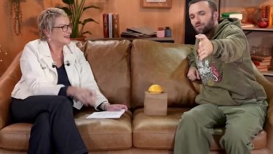 Élise Lucet lance « Dérush » sur YouTube… et surjoue la complicité avec son premier invité Squeezie