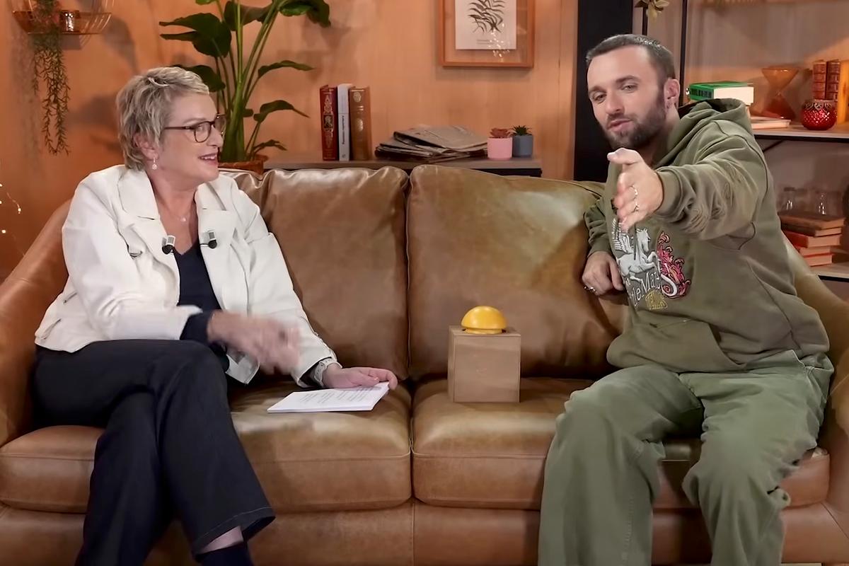 Élise Lucet lance « Dérush » sur YouTube… et surjoue la complicité avec son premier invité Squeezie