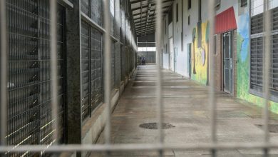 un gardien de prison « échaudé » par un détenu, le responsable opéré en urgence