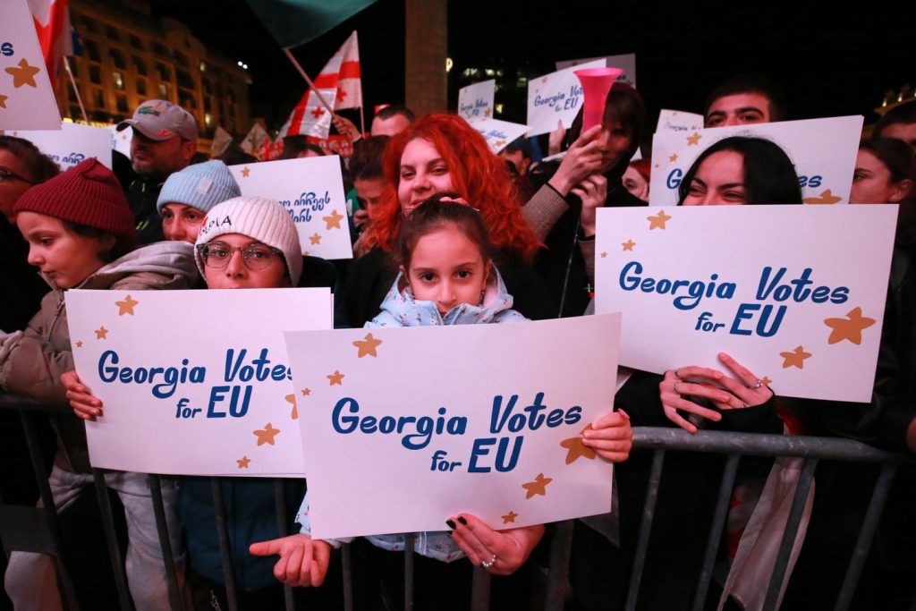 En Géorgie, des dizaines de milliers de manifestants pro-européens à Tbilissi avant les élections législatives