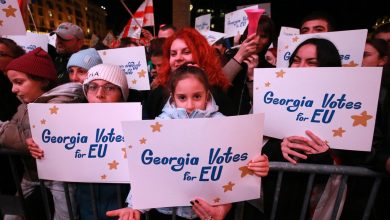 En Géorgie, des dizaines de milliers de manifestants pro-européens à Tbilissi avant les élections législatives