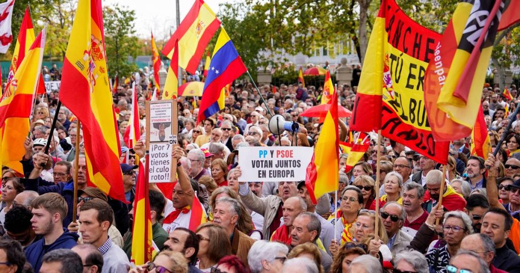 À Madrid, des milliers de manifestants défilent pour exiger la démission de Pedro Sanchez