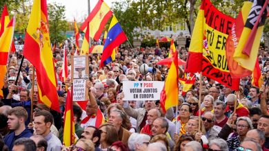 À Madrid, des milliers de manifestants défilent pour exiger la démission de Pedro Sanchez