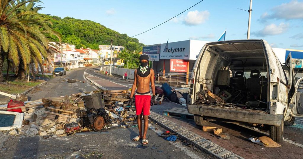 En Martinique, des habitants coincés aux barrages tenus par des émeutiers