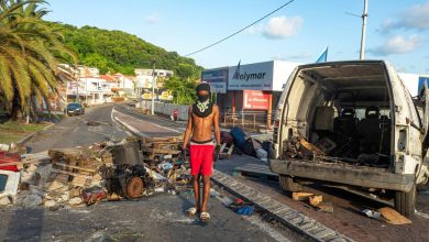 En Martinique, des habitants coincés aux barrages tenus par des émeutiers