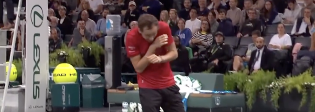 ATP – Rolex Paris Masters, Vidéos ></img> Medvedev frôle la blessure la plus stupide de l’histoire