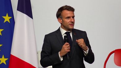 Emmanuel Macron s’agace des hausses d’impôts et du « coût du travail »