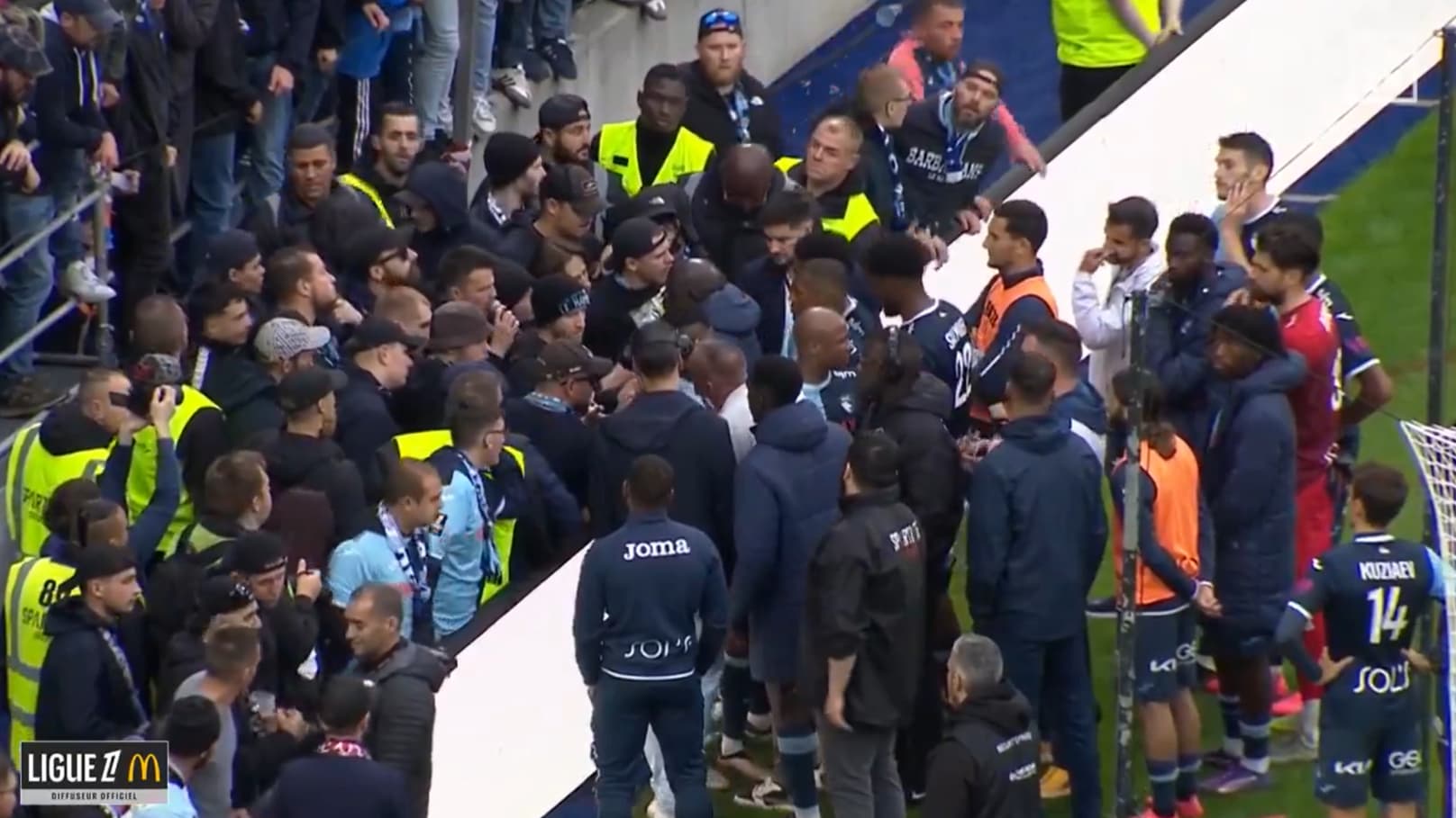 fin de match tendue entre supporters, joueurs du Havre et Didier Digard après la 5e défaite consécutive