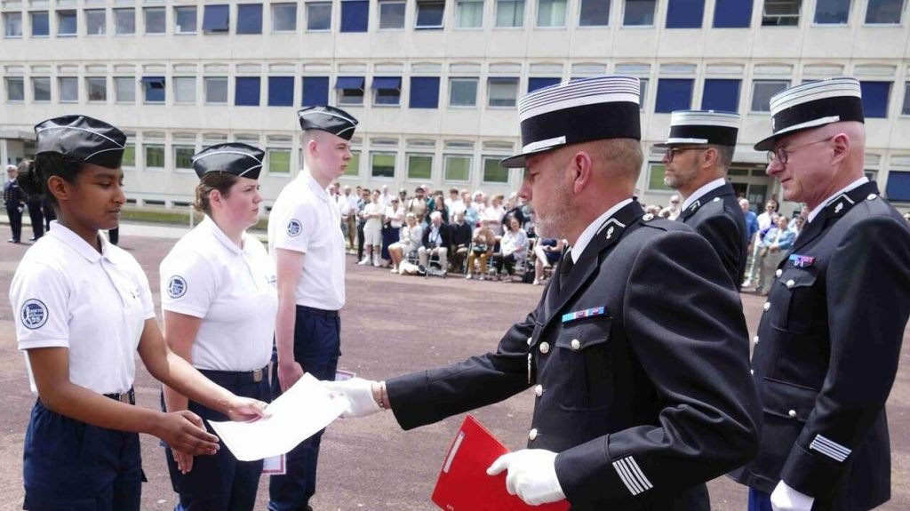 Le service national universel supprimé en commission par l’Assemblée et le Sénat