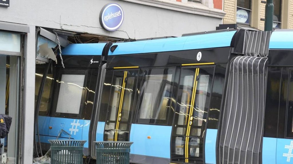 Le tramway déraille et finit dans une vitrine : accident spectaculaire à Oslo