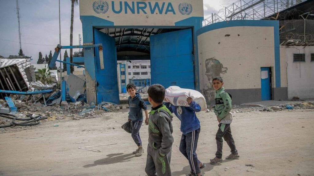 L’interdiction par Israël de l’agence des Nations Unies pour les réfugiés palestiniens (UNRWA) suscite un tollé