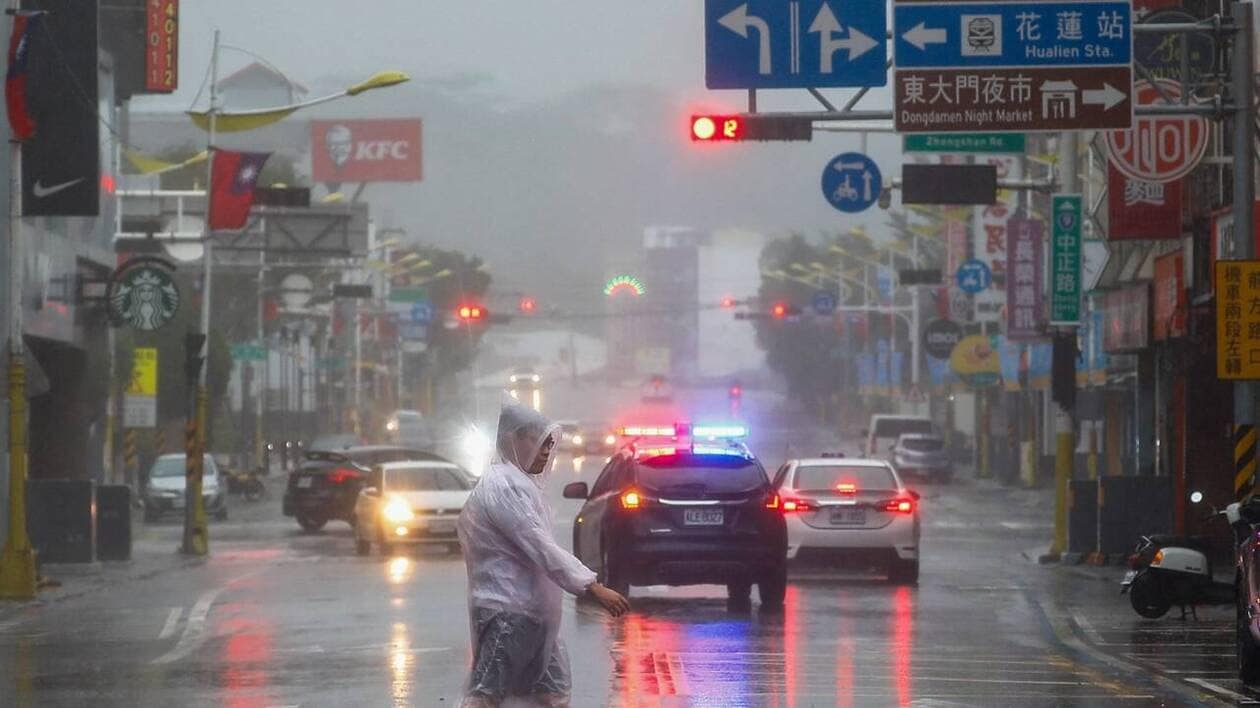 Le typhon Kong-rey, la plus grosse tempête depuis 30 ans, touche terre à Taiwan