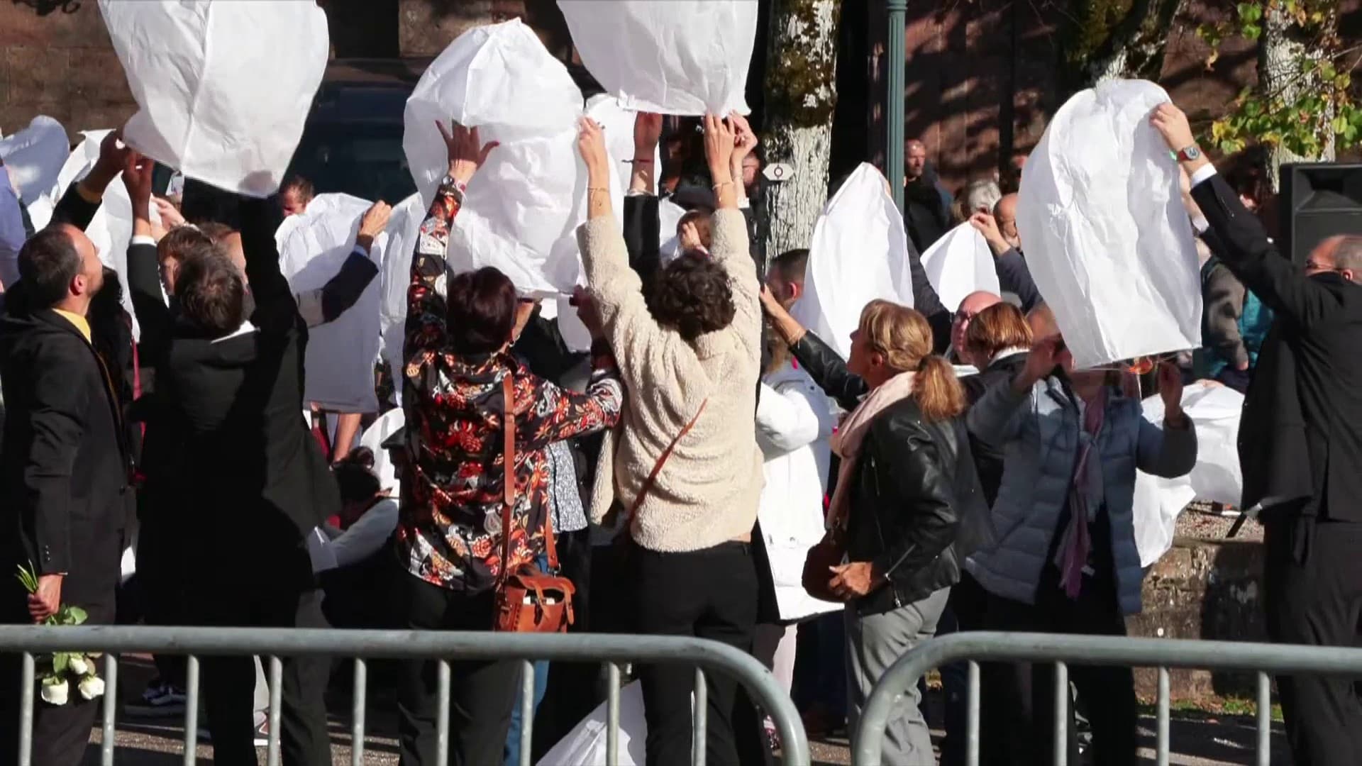 fin de la messe à Plaine, un lâcher de lampions devant l’église