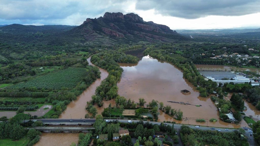 Les Alpes-Maritimes et le Var en vigilance orange « inondations » et « pluie-inondations », personnes évacuées en urgence… suivez notre direct sur l’épisode méditerranéen