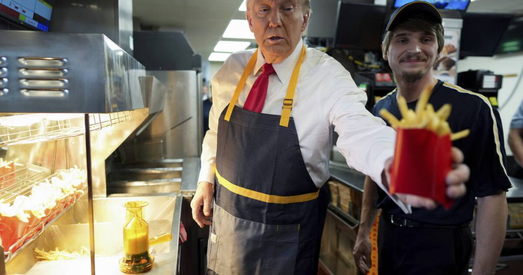 Donald Trump monte sur scène chez McDonald’s pour s’en prendre à Kamala Harris – Libération