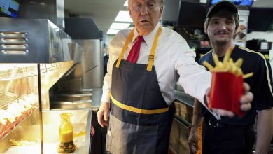 Donald Trump monte sur scène chez McDonald’s pour s’en prendre à Kamala Harris – Libération