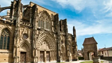 A quelques pas de Lyon, cette sublime cité médiévale est un trésor caché parmi les plus beaux villages de France