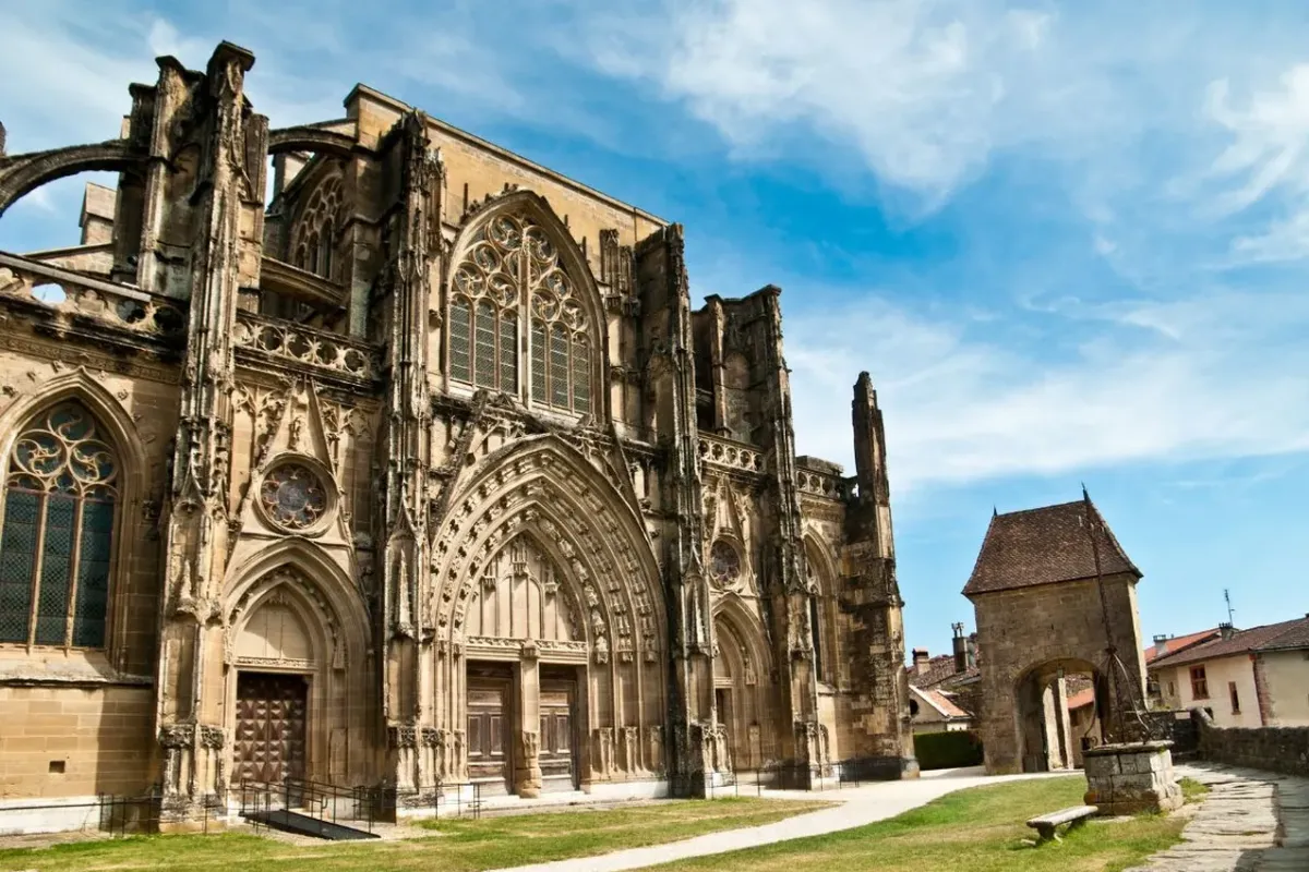 A quelques pas de Lyon, cette sublime cité médiévale est un trésor caché parmi les plus beaux villages de France