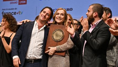 Isabelle Huppert déhanche sur « Nuit de Folie », ses fils Angelo et Lorenzo applaudissent