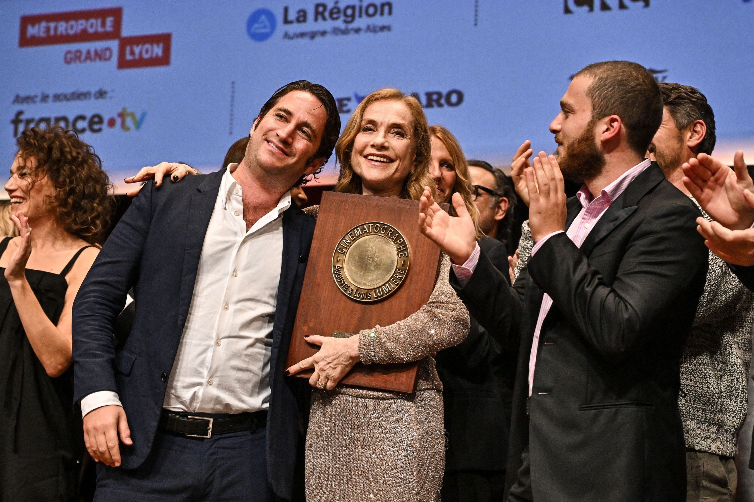 Isabelle Huppert déhanche sur « Nuit de Folie », ses fils Angelo et Lorenzo applaudissent