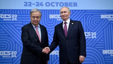 Vladimir Poutine et le patron de l’ONU Antonio Guterres se serrent la main, et la veuve d’Alexeï Navalny n’a pas aimé