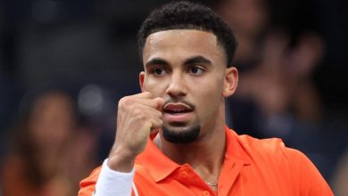 Le joueur de tennis français Arthur Fils chambre les Marseillais après une victoire