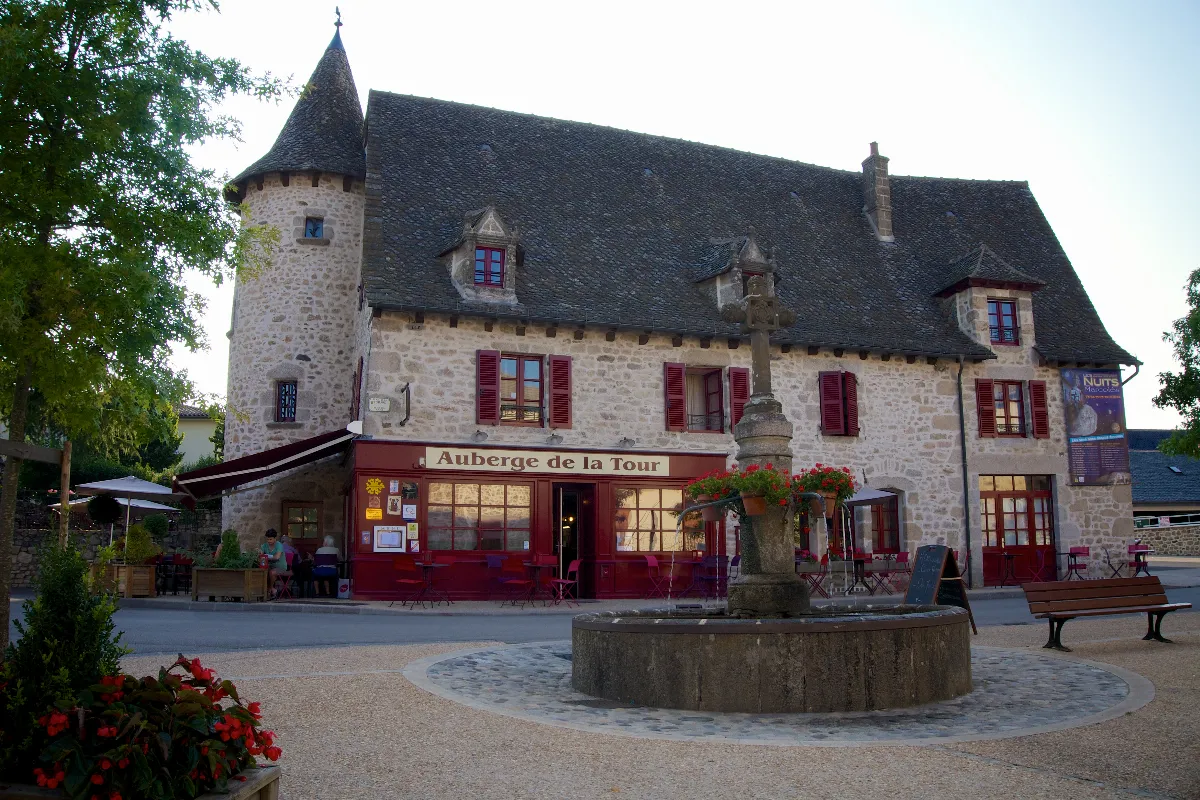 Au cœur du Cantal, ce village médiéval est aujourd’hui l’un des Plus Beaux Villages de France : découvrez ce joyau !