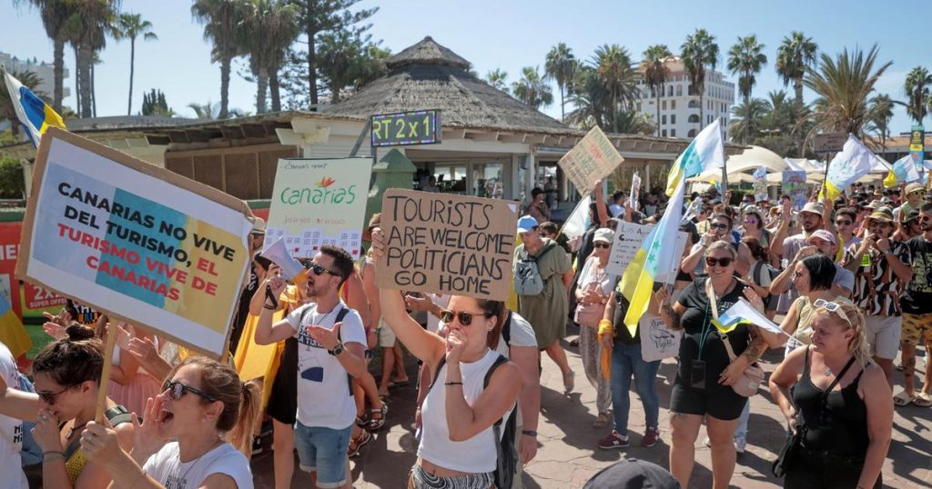 Les habitants des Canaries manifestent contre le tourisme de masse