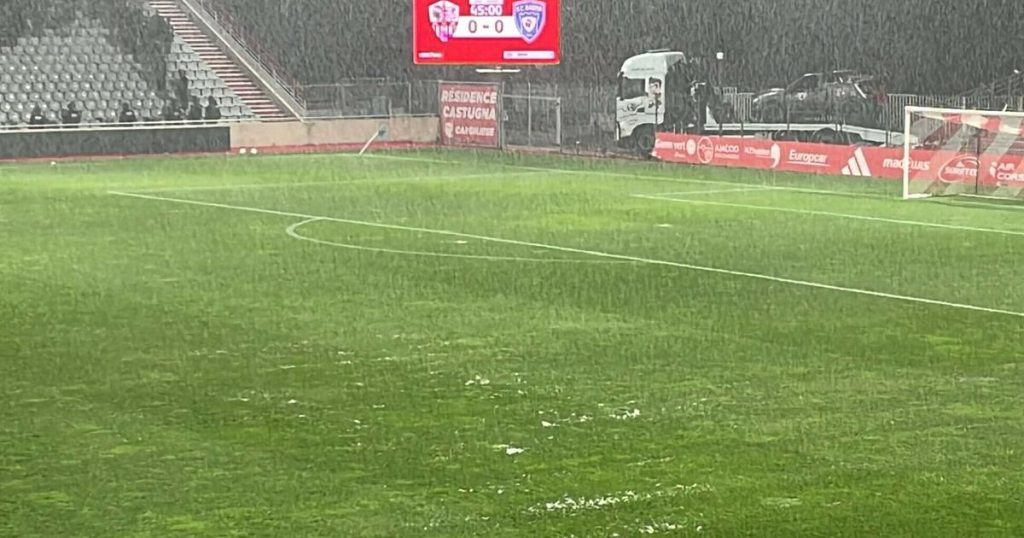 tempête, bagarres dans les tribunes, pelouse inondée… Le derby corse Ajaccio-Bastia interrompu puis arrêté