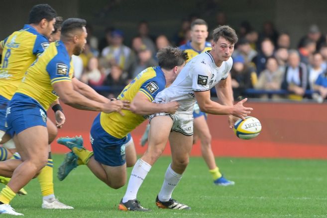 « Je ne vais pas enfiler un maillot pour rentrer et tacler » : l’entraîneur de la défense de l’ASM Clermont s’agace devant l’UBB