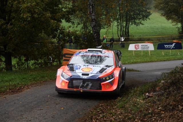 Ott Tänak remporte le Rallye d’Europe Centrale devant Elfyn Evans et Thierry Neuville, qui reste leader avant la dernière manche au Japon