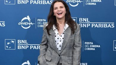 Juliette Binoche ose les carreaux et les pois à Rome