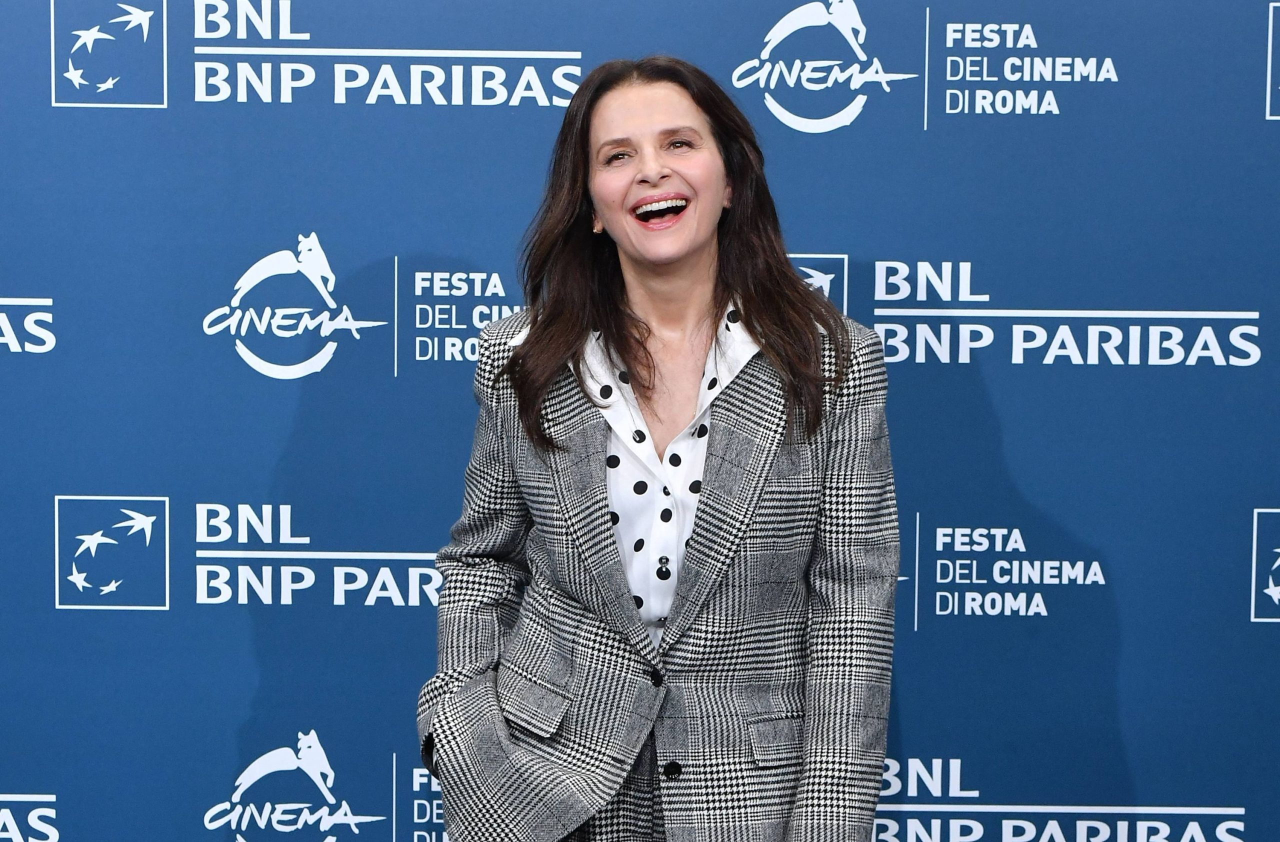 Juliette Binoche ose les carreaux et les pois à Rome