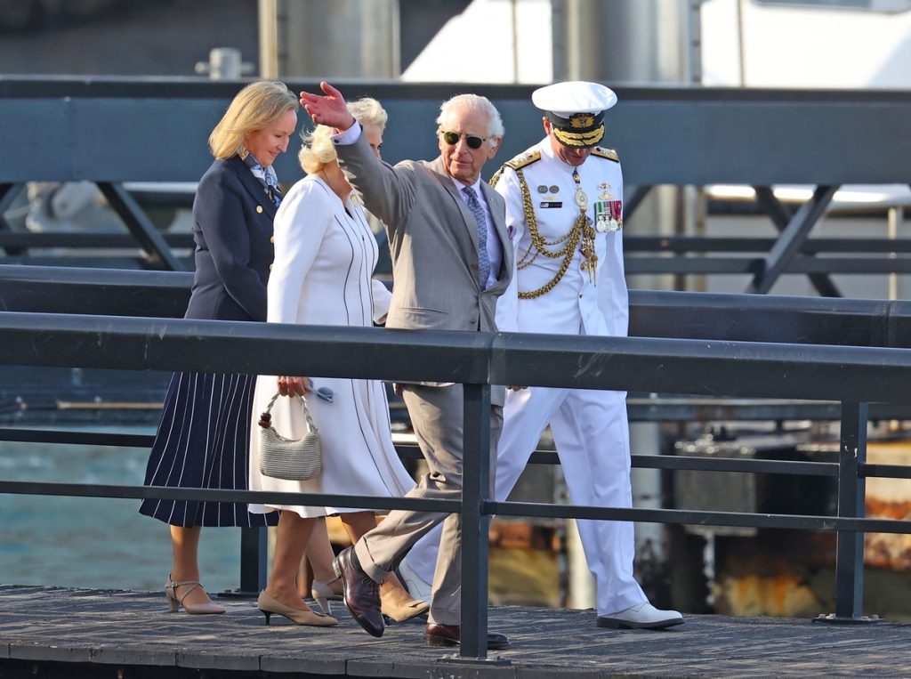 Charles III : le roi boit une boisson aux effets anxiolytiques interdite en France et la vidéo vaut le détour