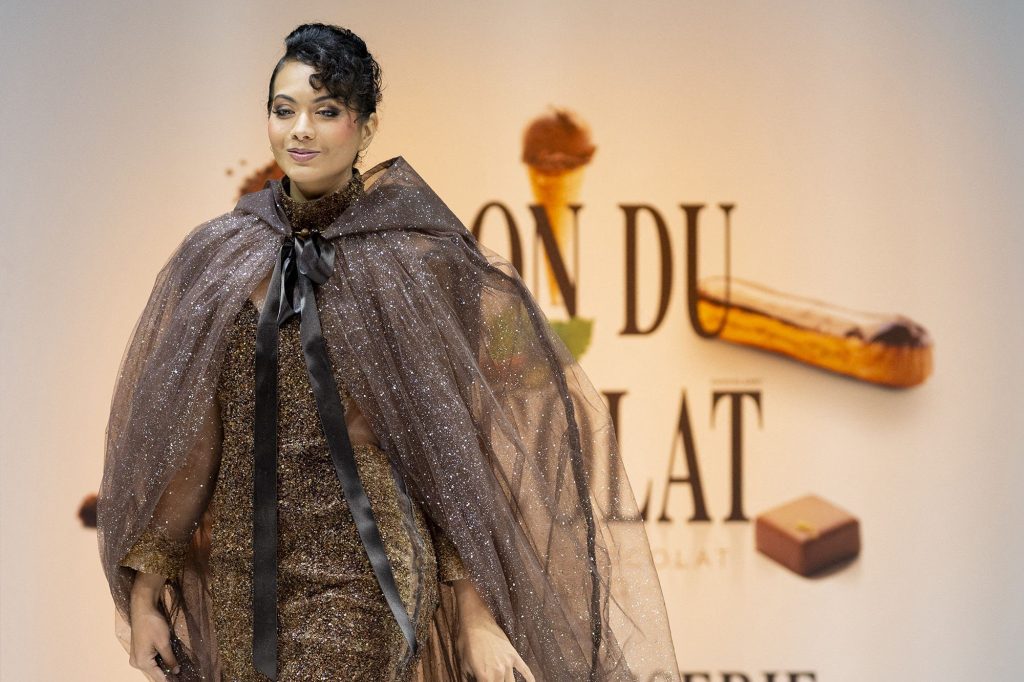 Vaimalama Chaves dévoile sa silhouette sculptée au Salon du Chocolat