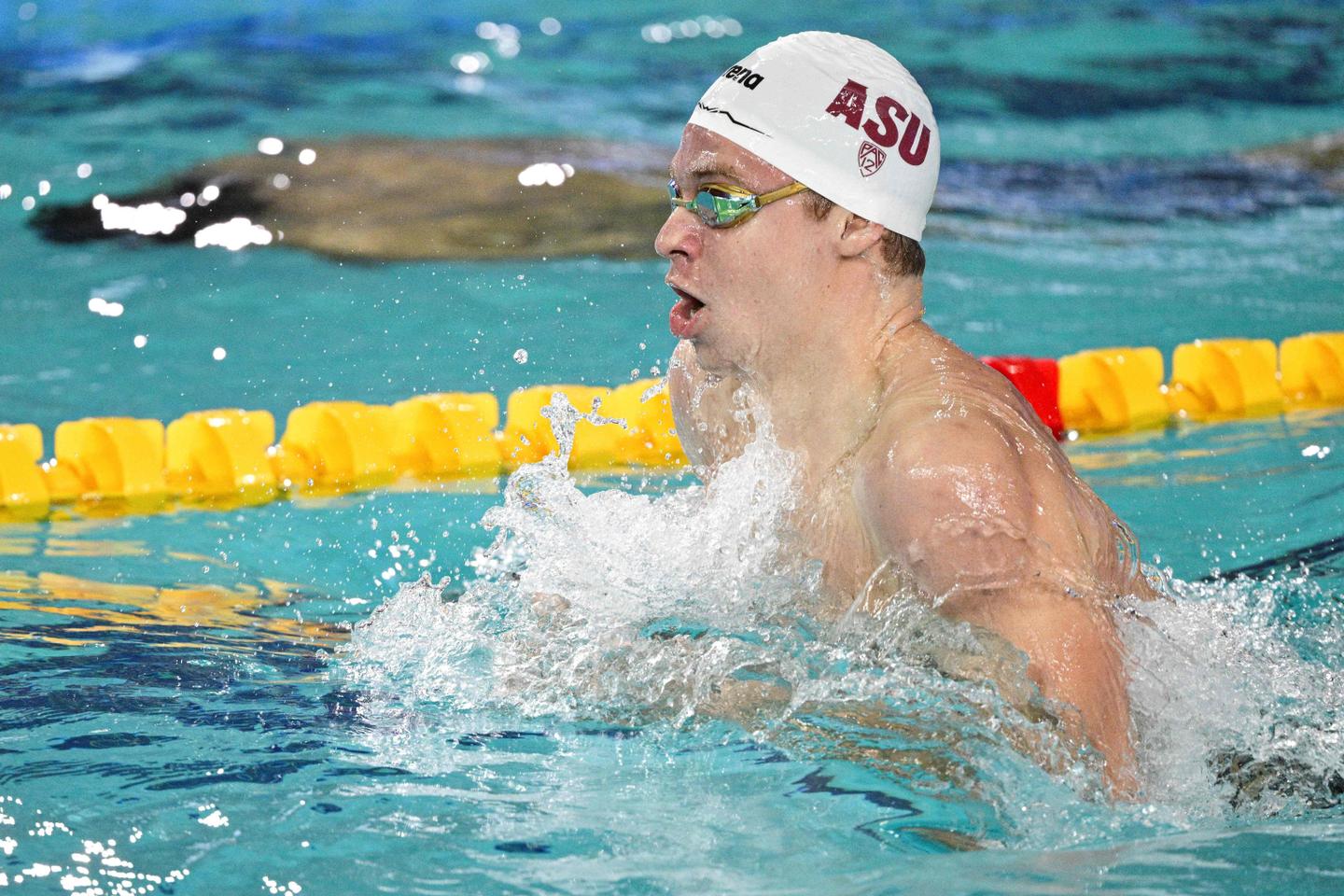 Léon Marchand réalise un nouveau triplé en quatre nages en Coupe du monde de natation, un record de France en prime