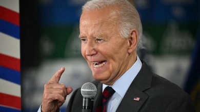 Joe Biden reprend un slogan emblématique de Donald Trump, dont les partisans crient au complot