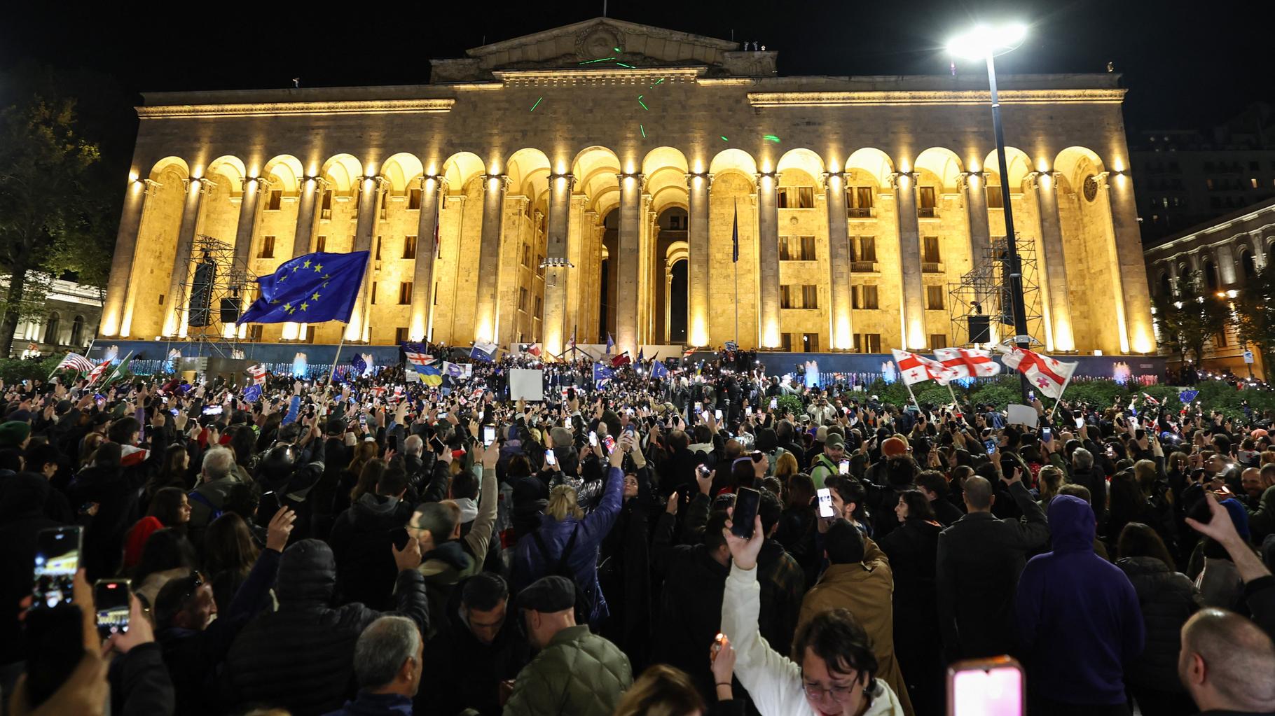 En Géorgie, des milliers de manifestants dans les rues contre les élections législatives « volées »