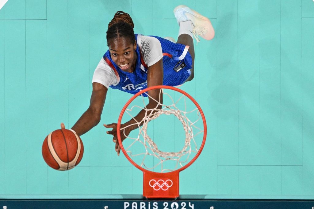 Le dunk de Dominique Malonga, un grand pas pour le basket féminin