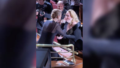 La chanteuse Adèle fond en larmes dans les bras de Céline Dion lors d’un concert à Las Vegas