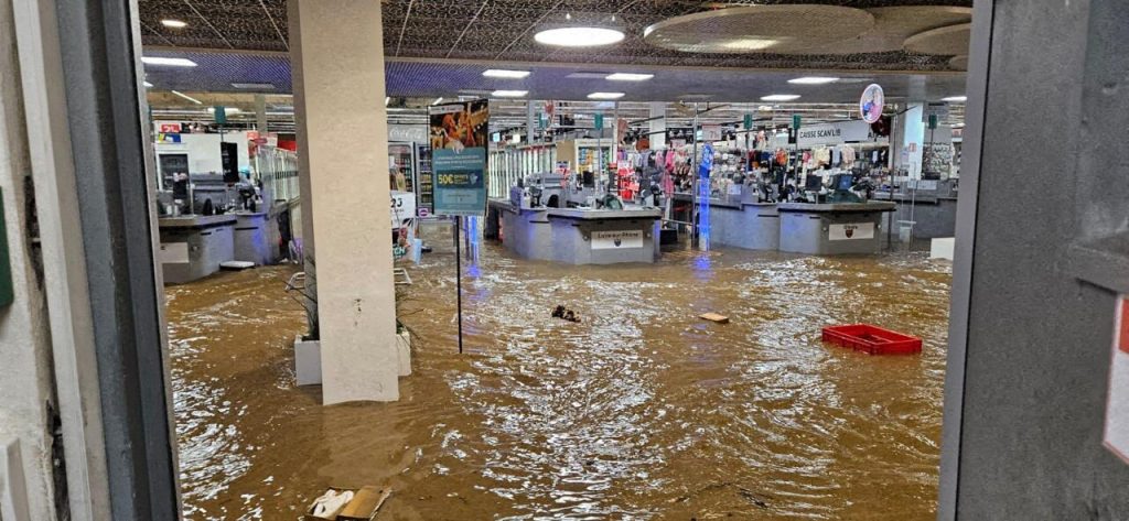 vols et bouleversement au Carrefour de Givors dévasté