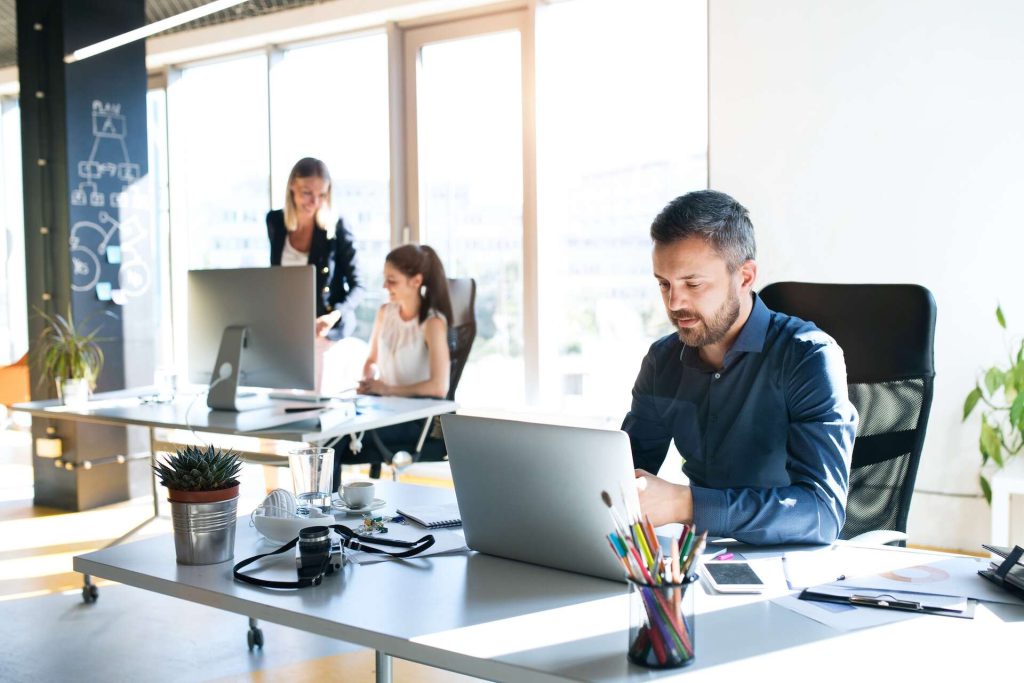 Au travail, assurez-vous de faire des pauses de quinze minutes toutes les deux heures