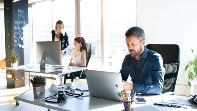 Au travail, assurez-vous de faire des pauses de quinze minutes toutes les deux heures