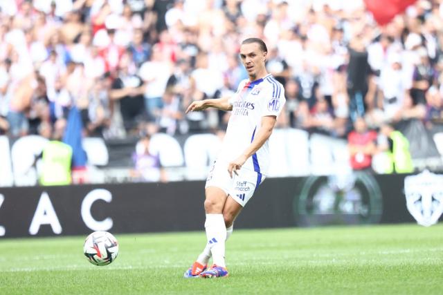 Maxence Caqueret exclu du groupe de l’OL pour affronter Auxerre