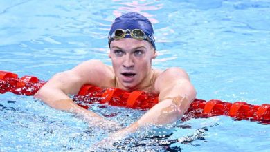 Léon Marchand remporte le 400 m quatre nages en petit bassin à Incheon et bat son propre record de France