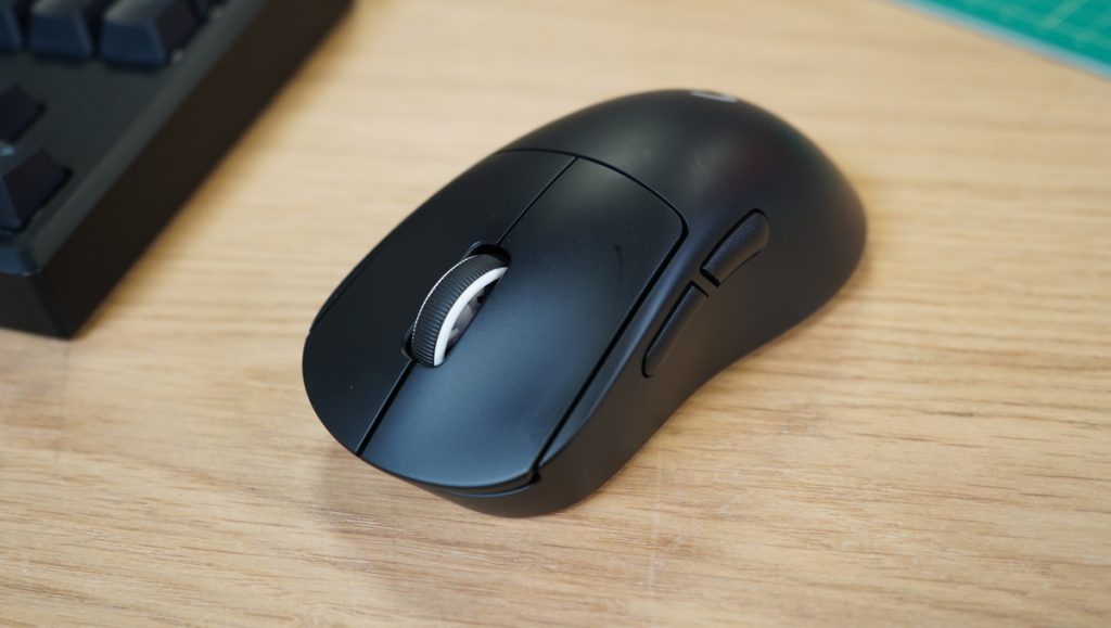 Test Logitech G Pro 2 Lightspeed : la souris gamer ambidextre se renouvelle sans éclat